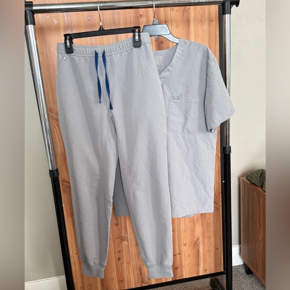 FIGS Technical Collection Grey Scrubs Set (Top & Jogger Pants) Size Women Large - Picture 1 of 14